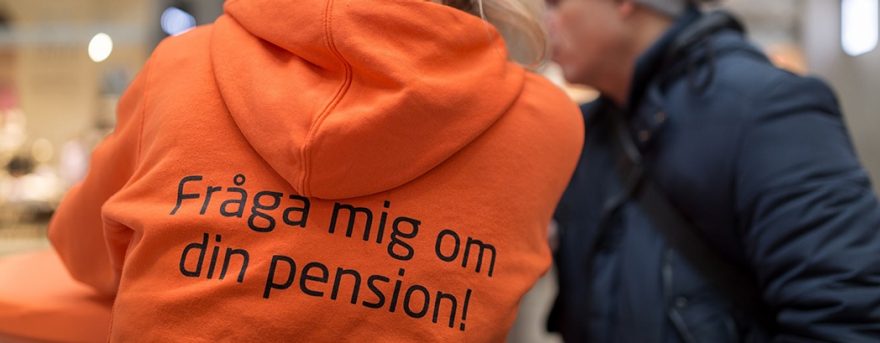 En informatör från Pensionsmyndigheten pratar med en medborgare