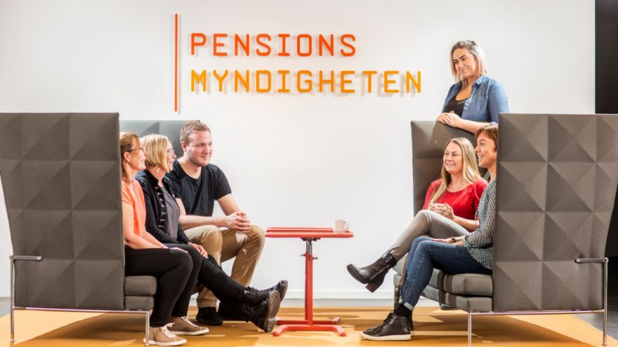 En grupp pensionshandläggare sitter tillsammans i en soffgrupp.